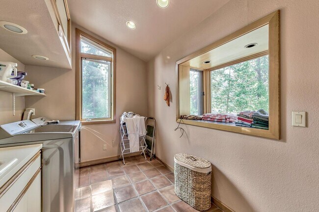 Building Photo - 982 Sandiron