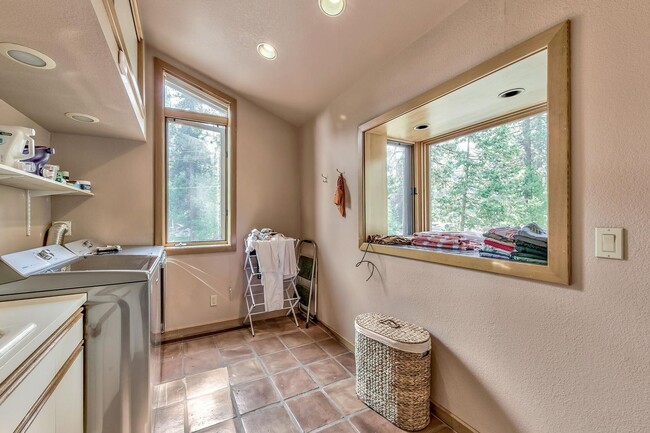 Building Photo - Perfect Location