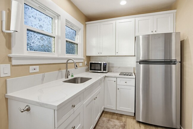 Building Photo - 411-13 N Ditmar St