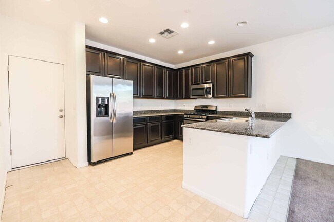Building Photo - 4 BEDROOM HOUSE IN HENDERSON!!