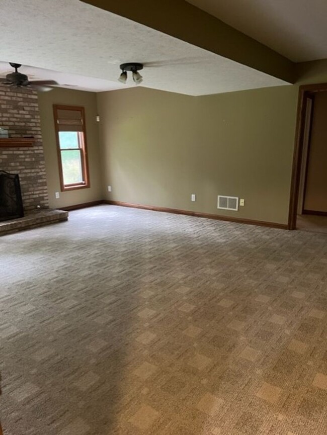 Building Photo - Beautiful 4 Bedroom Home in Grove City!