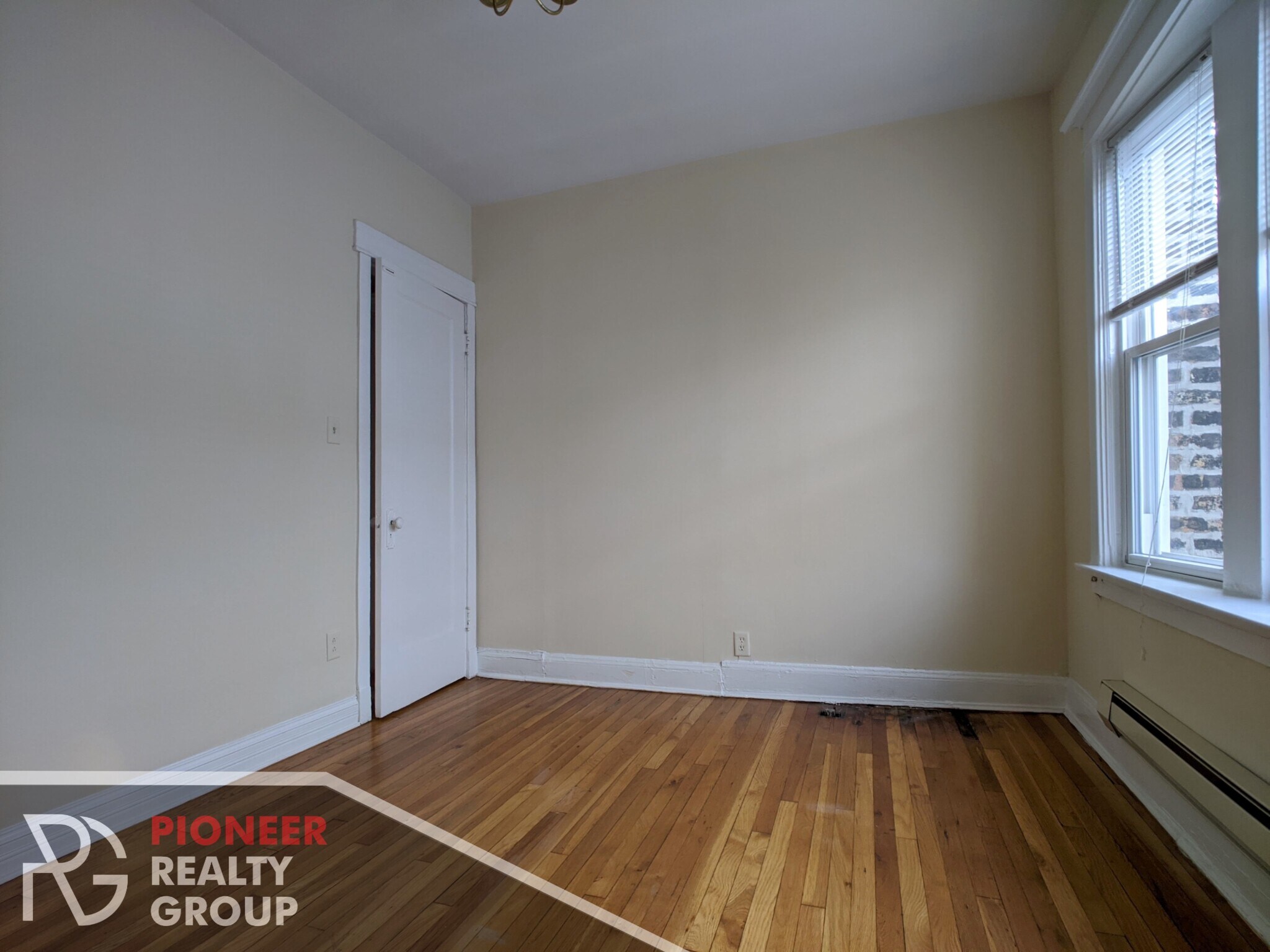 Building Photo - 4433 N Wolcott Ave