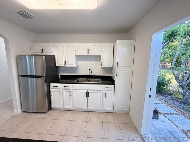 Building Photo - 912 SE Tarpon Ave