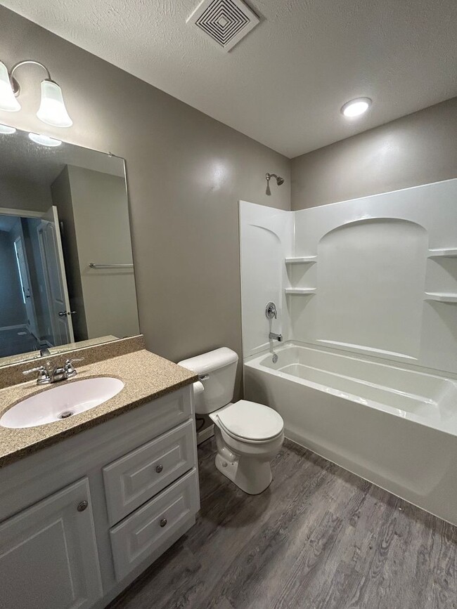 Building Photo - Spacious 4 Bedroom Duplex Near Village Pointe