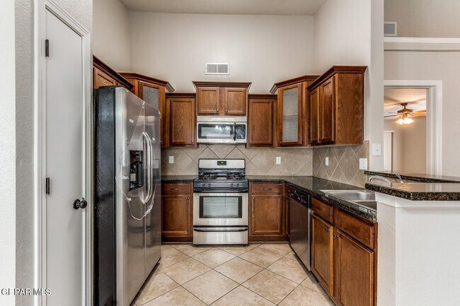 Building Photo - 814 Desert Silver Dr