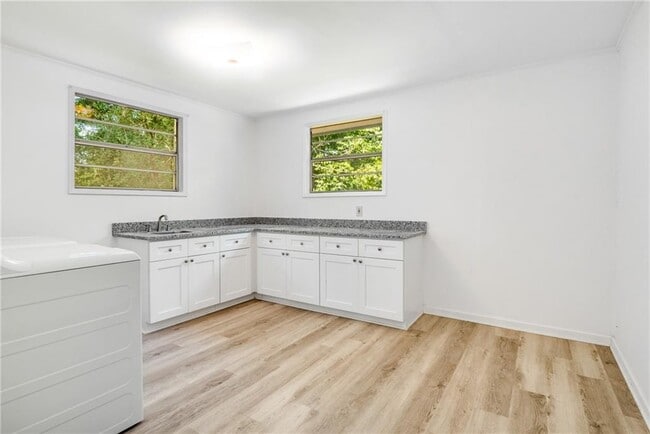 Building Photo - 2563 Beverly Hills Dr