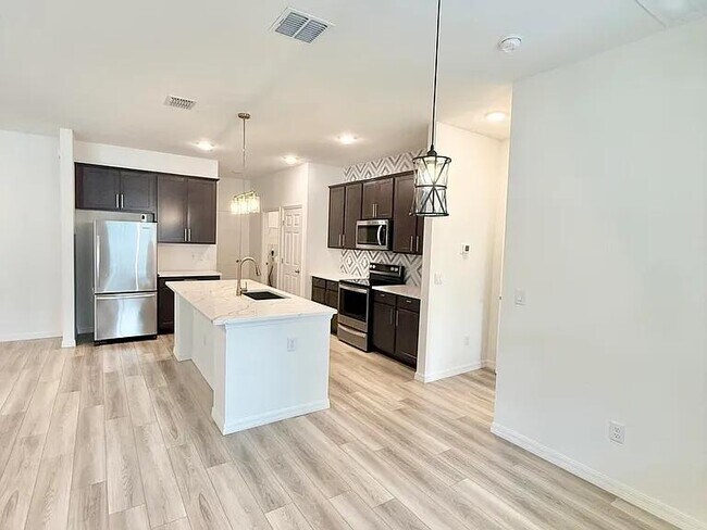 Building Photo - 14 Ethan Allen Dr
