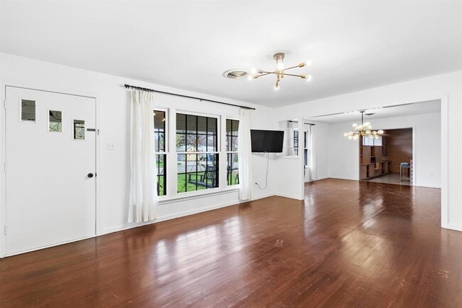 Building Photo - 803 Peach St