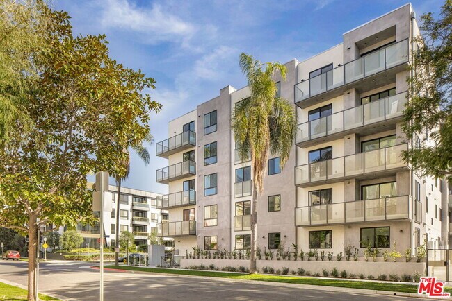 Building Photo - 2361 Fox Hills Dr