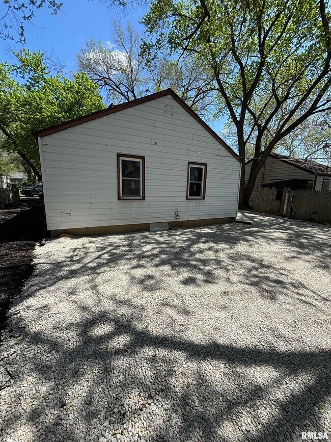 Building Photo - 1703 N Valley Ave