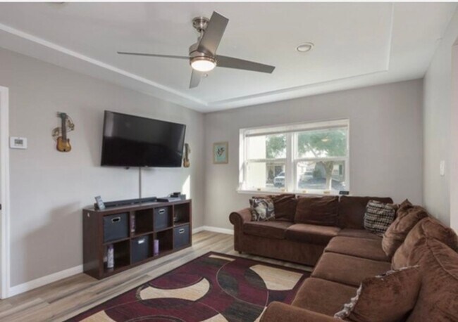 Building Photo - **LAKEWOOD HOME** THREE BEDROOM READY FOR JULY MOVE-IN