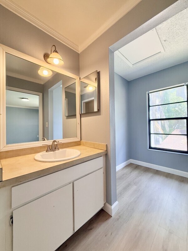 Building Photo - 817 Fairwood Forest Dr
