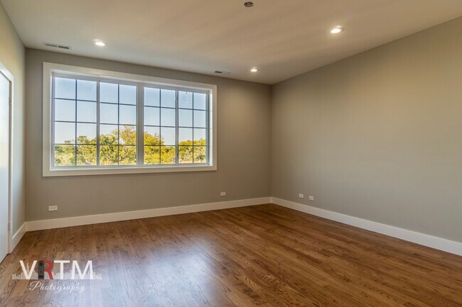 Building Photo - 4211 N Elston Ave