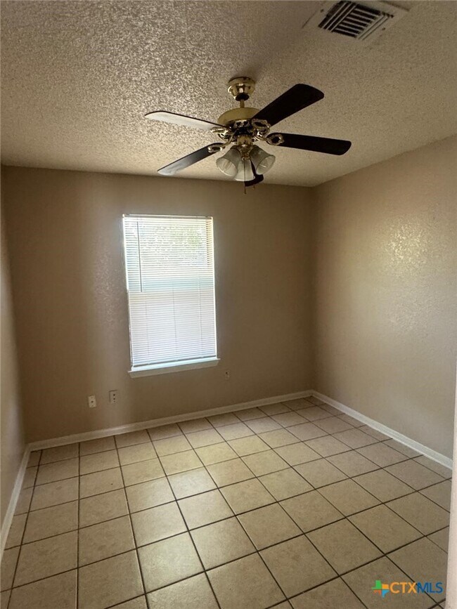 Building Photo - 213 Blanket Dr