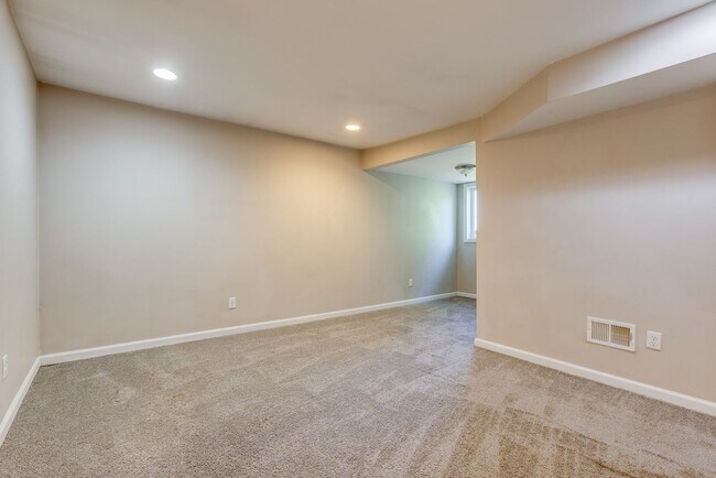 Building Photo - Available MAY 2026 - 2 Bedroom, 2 Bath Home w/ CRAZY City Views!