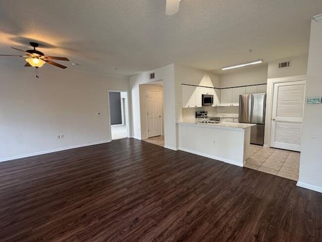 Building Photo - 3 Bedroom Top Floor Condo in Downtown Cele...