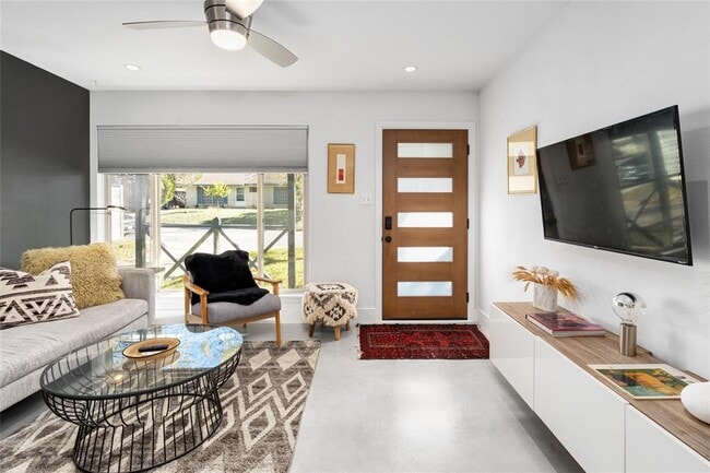 Building Photo - 4620 Englewood Dr