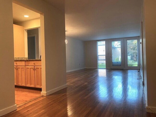 Building Photo - 160 Fairfield Woods Rd