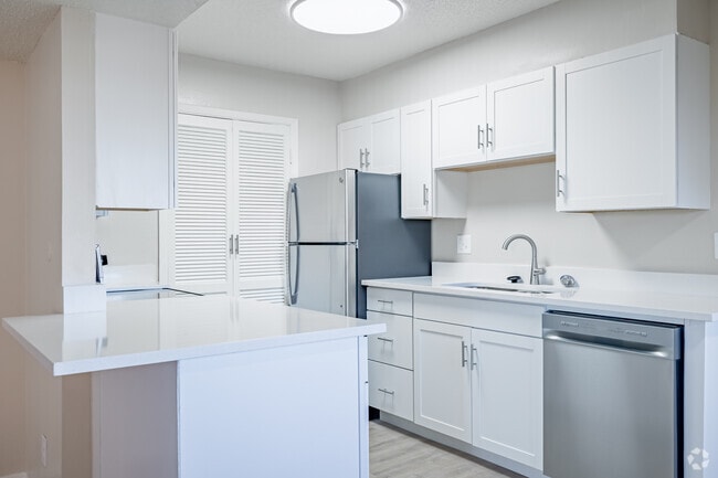 2BR, 2BA - 1075SF - Kitchen - Diplomat Apartments