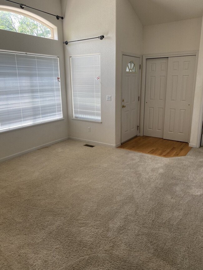 Building Photo - AVAILABLE SEPTEMBER! Charming Townhome in ...