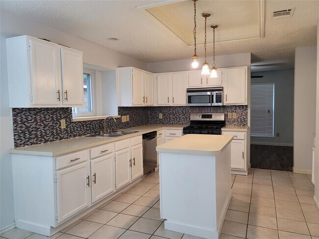 Building Photo - 613 Hanover Dr