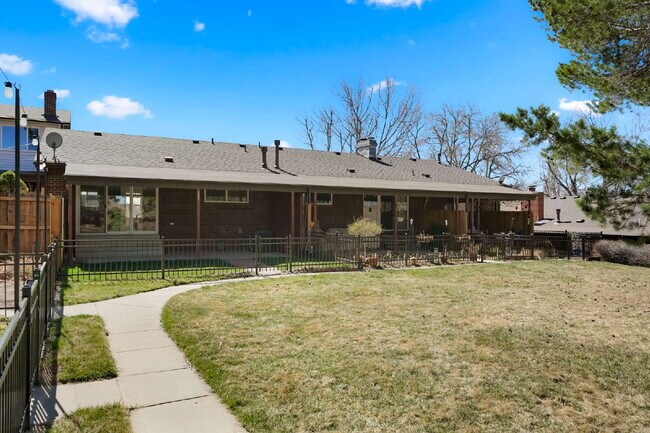 Building Photo - 3 Bedroom Townhome in University Neighborhood