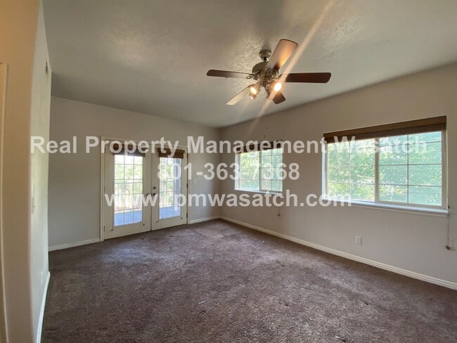 Building Photo - Cute 3 Bedroom 2 Bath Condo with a View!
