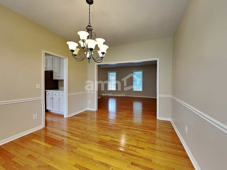 Building Photo - 3915 Red Hill Ct