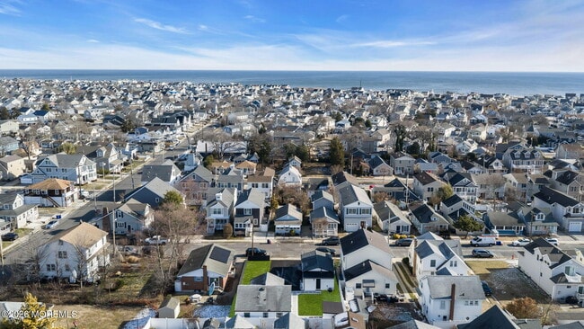 Building Photo - 1807 Laurel Terrace