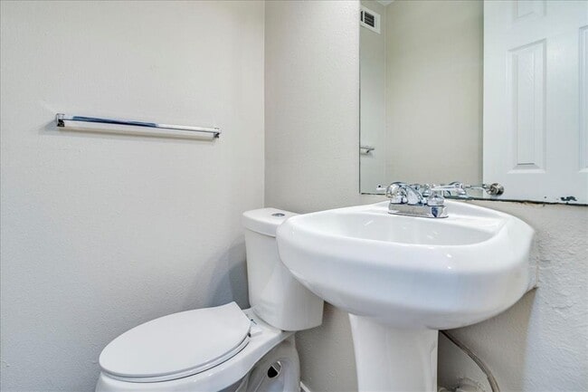 Building Photo - 408 Vista W Ct