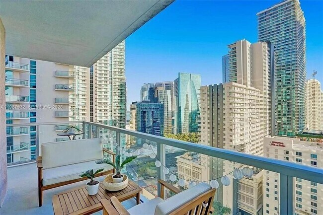 Building Photo - 1111 SW 1st Ave