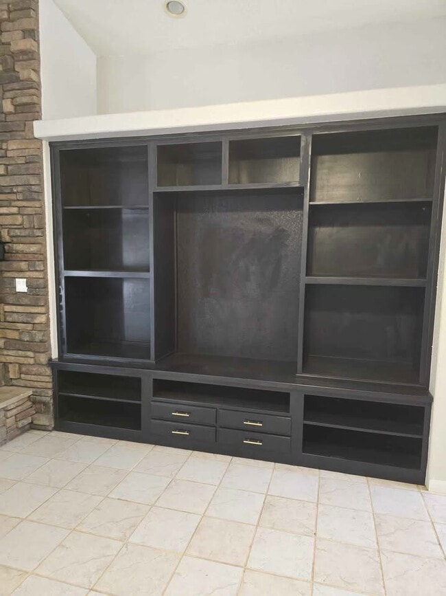 Building Photo - Avenue A Ranch