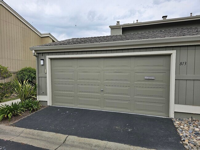 Building Photo - 813 Juno Ln
