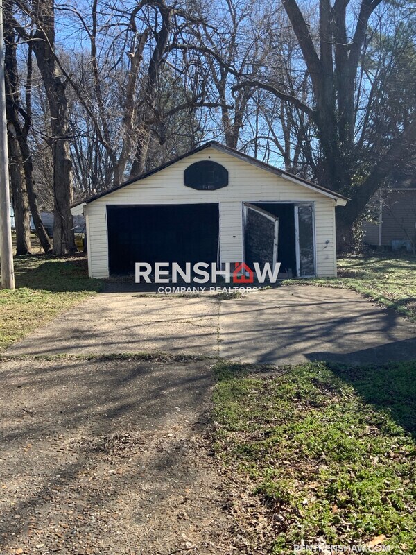 Building Photo - 318 Tulip St