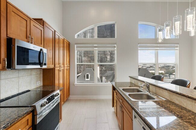 Primary Photo - 1010 Rosine St