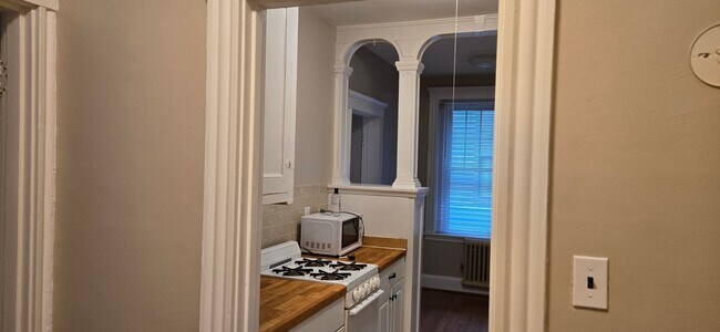 Building Photo - Short walk to Longwood! Steps to T! Large 1 bedroom w/Cute kitchen with eat-in alcove! (7/1)