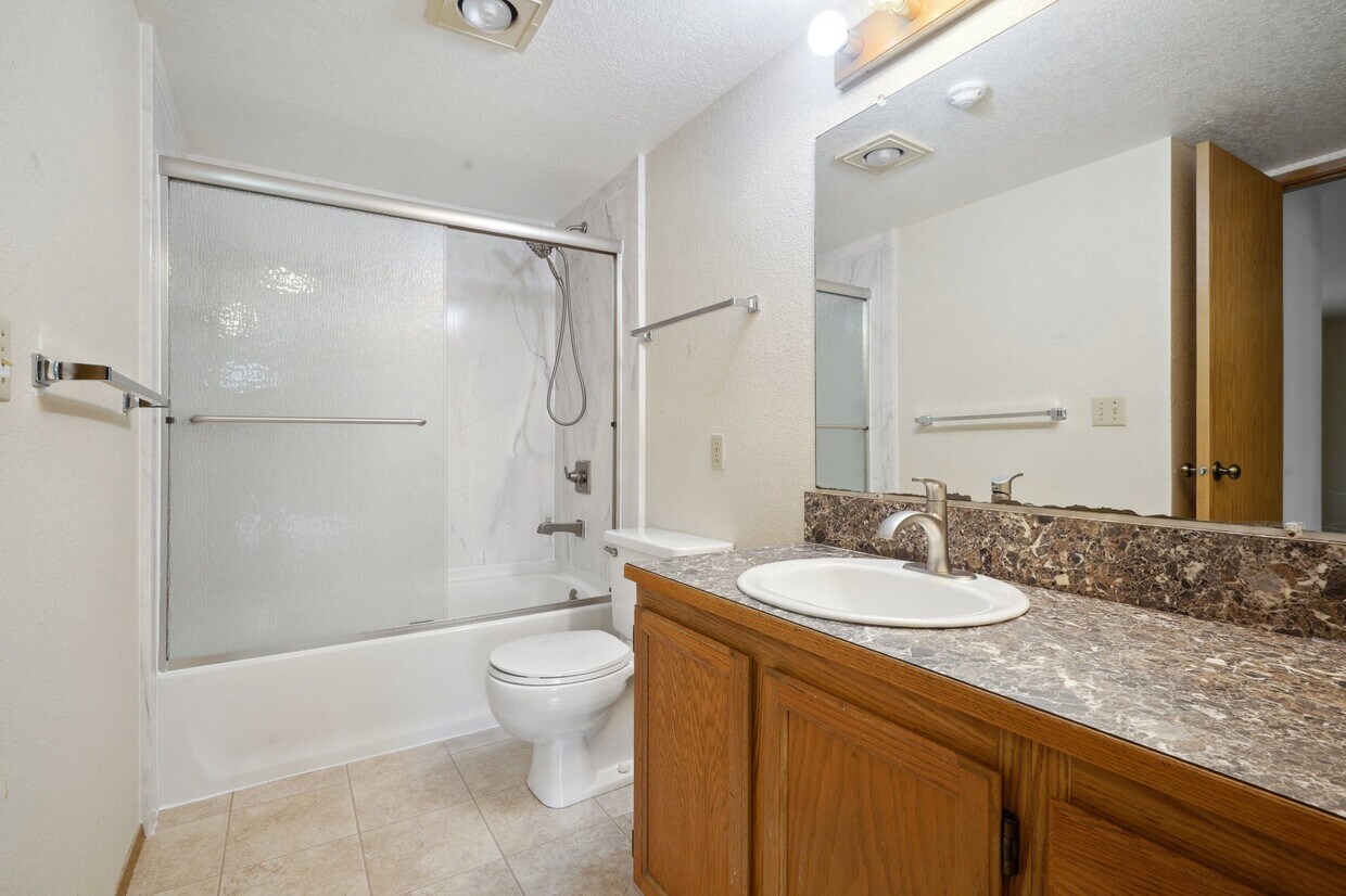 Building Photo - 7338 W Lake Sammamish Pky NE