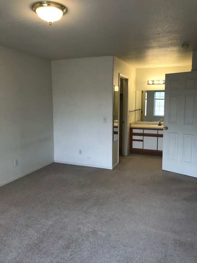 Building Photo - 2 Bedroom 2 Bath Centrally Located Condo