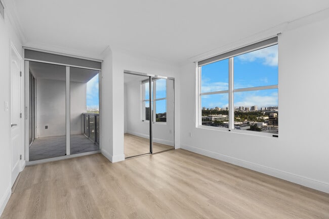 Building Photo - 1800 Sunset Harbour Dr