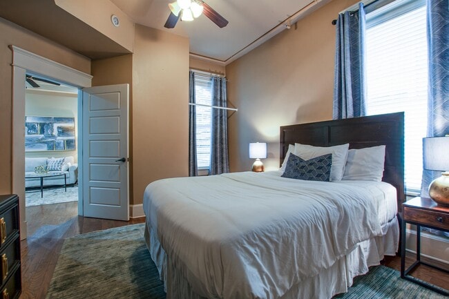 Building Photo - 612 Center St