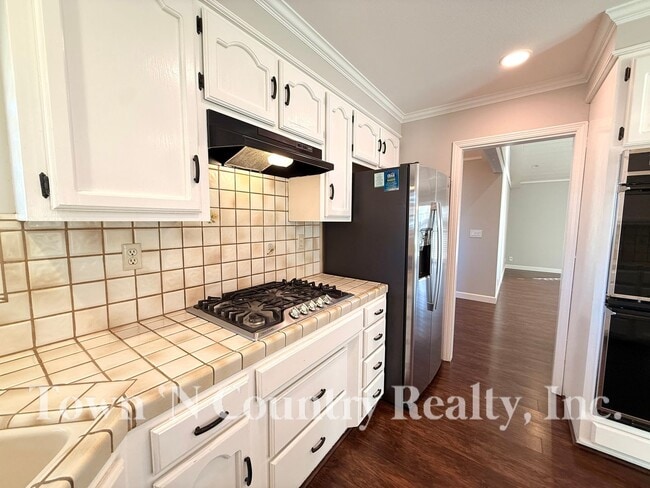 Building Photo - 1198 Loyola Dr