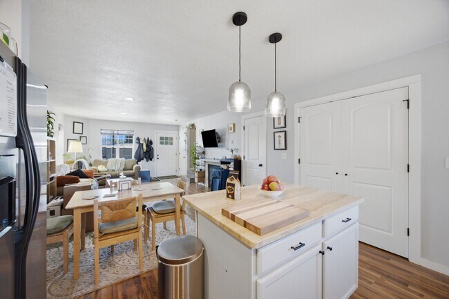 Building Photo - Two Bedroom Condominium located in Central Missoula