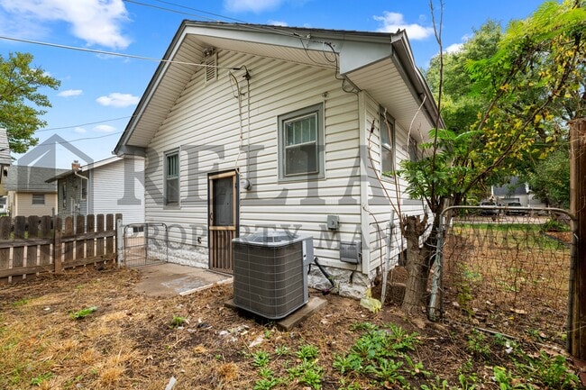 Building Photo - 621 S Green St