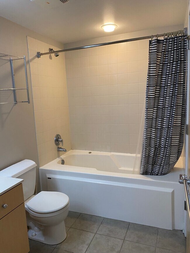 Building Photo - 1 Bed, 1 Bath Condo Near Downtown Evanston...