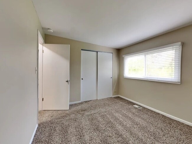 Building Photo - 500 E Weathersfield Way