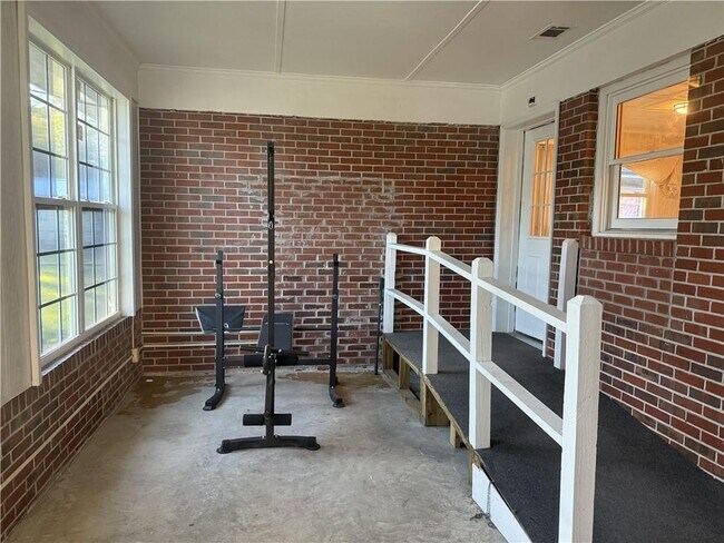 Building Photo - 2222 Parkwood Dr