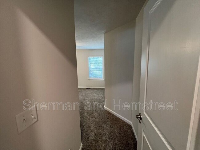 Building Photo - 7058 Hummingbird Dr