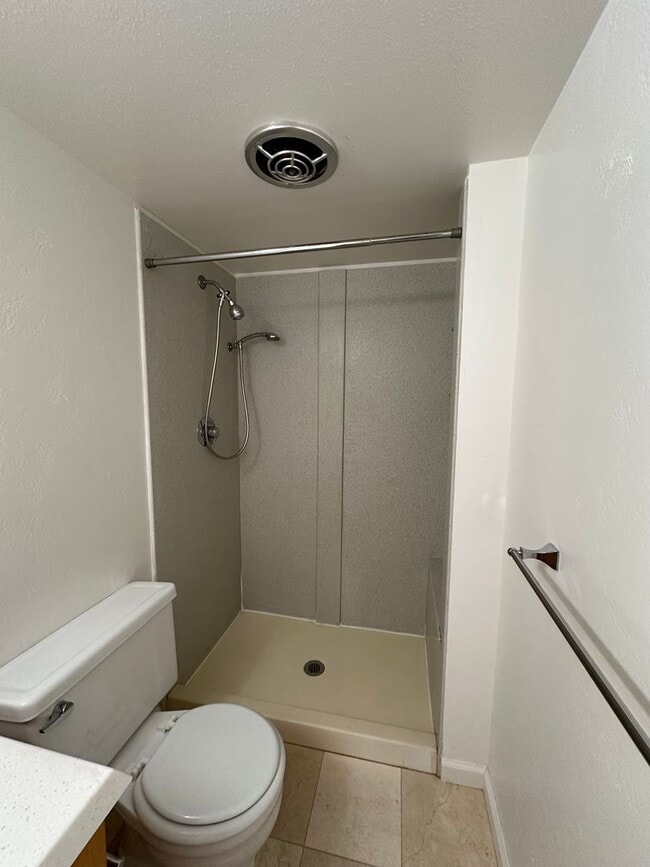 Building Photo - Spacious, Fully Renovated, 3 bedroom 2 bat...