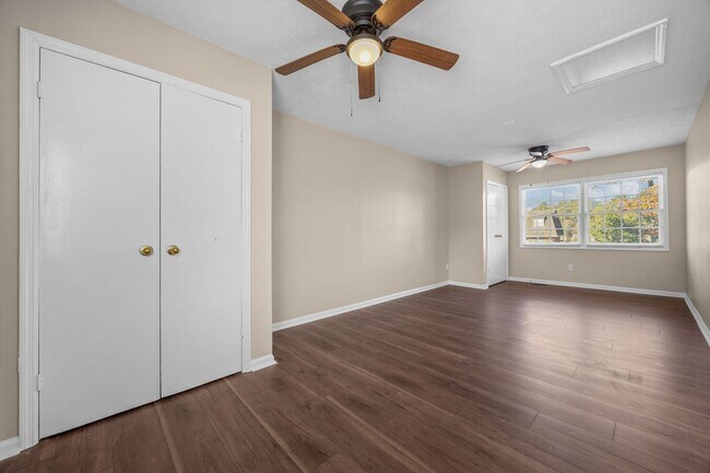 Building Photo - 735 Ashbrook Rd