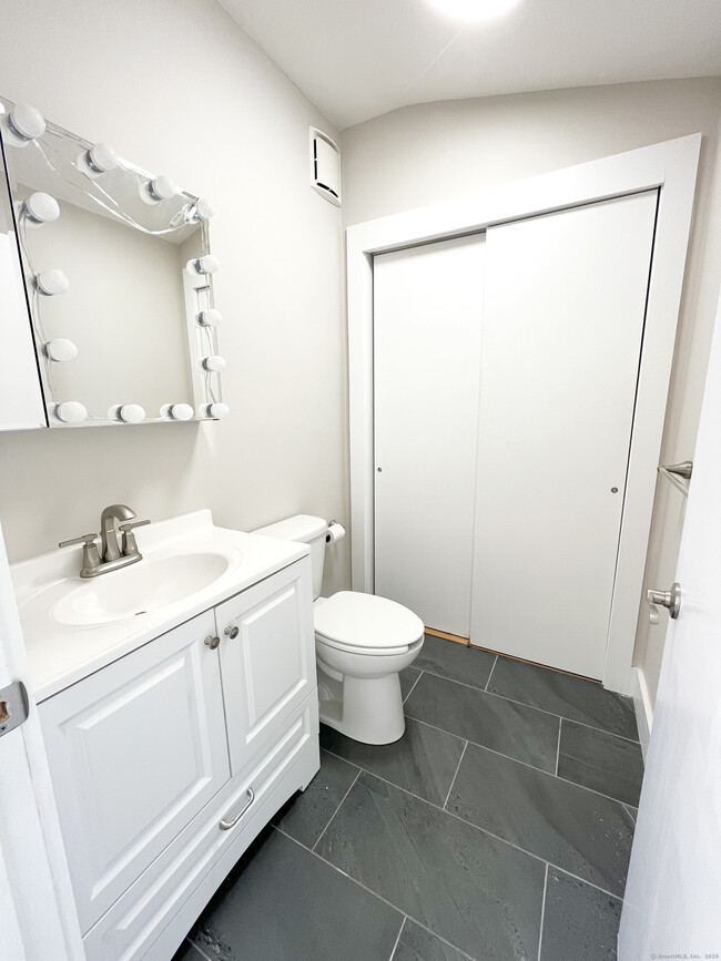 Building Photo - 6 Silver St